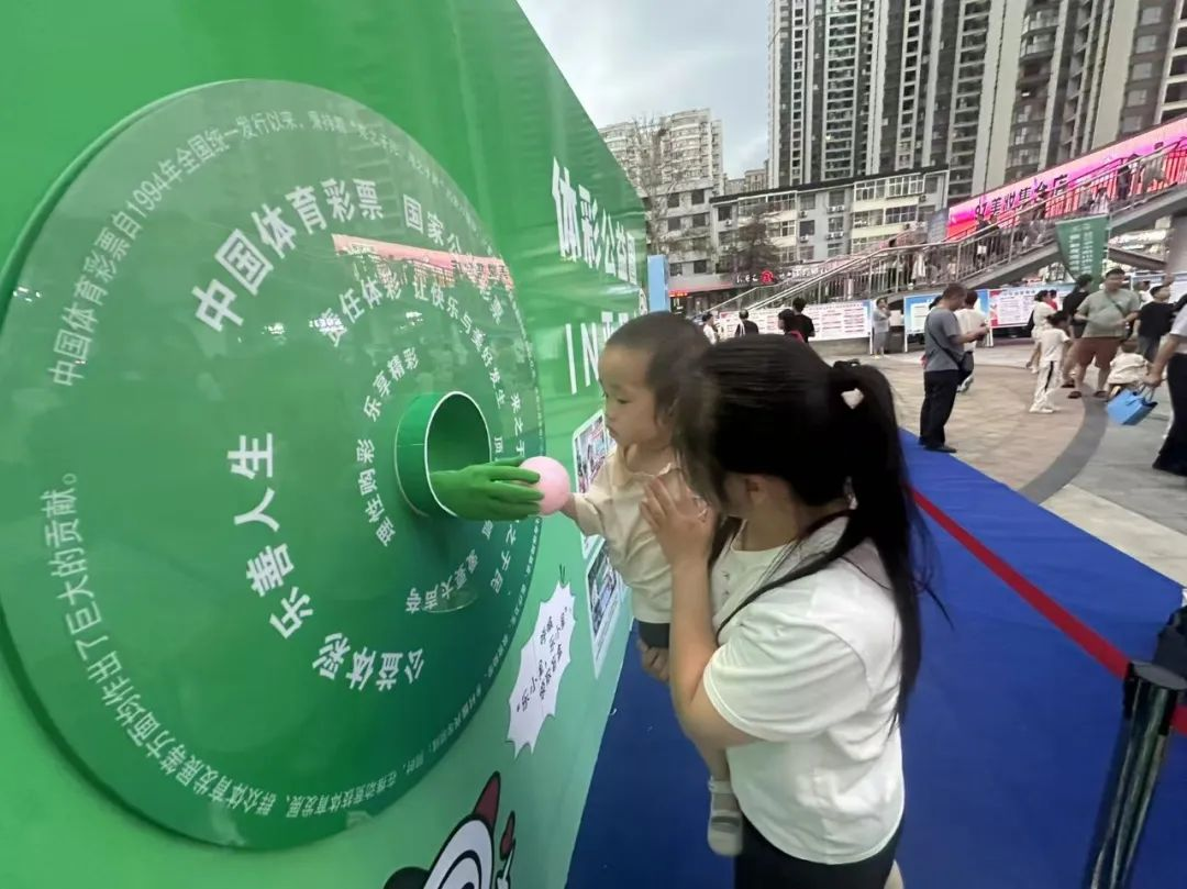 他笑着说, 周启动仪式, 一个小男孩
