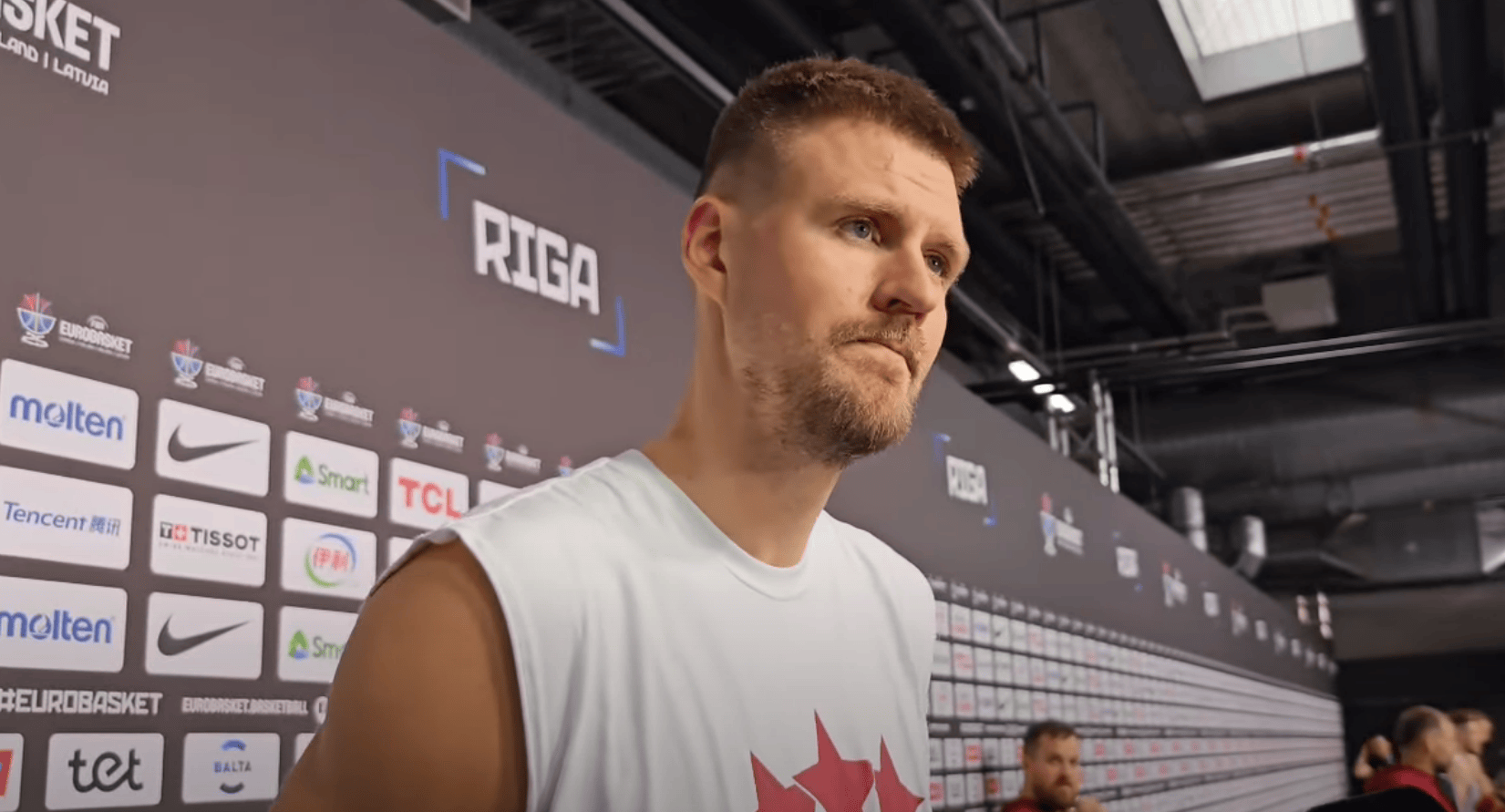 亚在主场作 亚在主场作