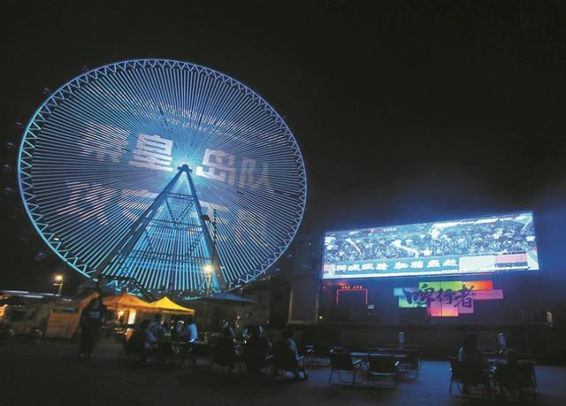 满目, 城市特色的, 王勍