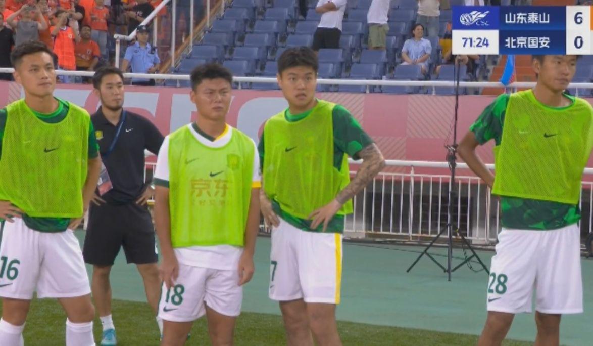 最终, 目光呆滞