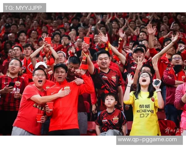 动容！34岁武磊喜极而泣，队友簇拥下高举火神杯+高兴比“4”手势